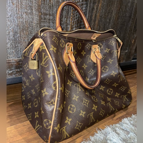 Authentic Louis Vuitton Monogram Speedy 30 - Picture 4 of 13